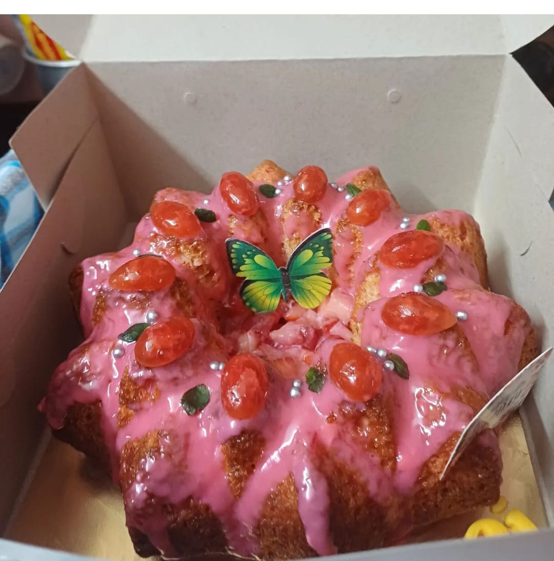 Fresh Strawberry Flavor Sponge Cake (No Cream)