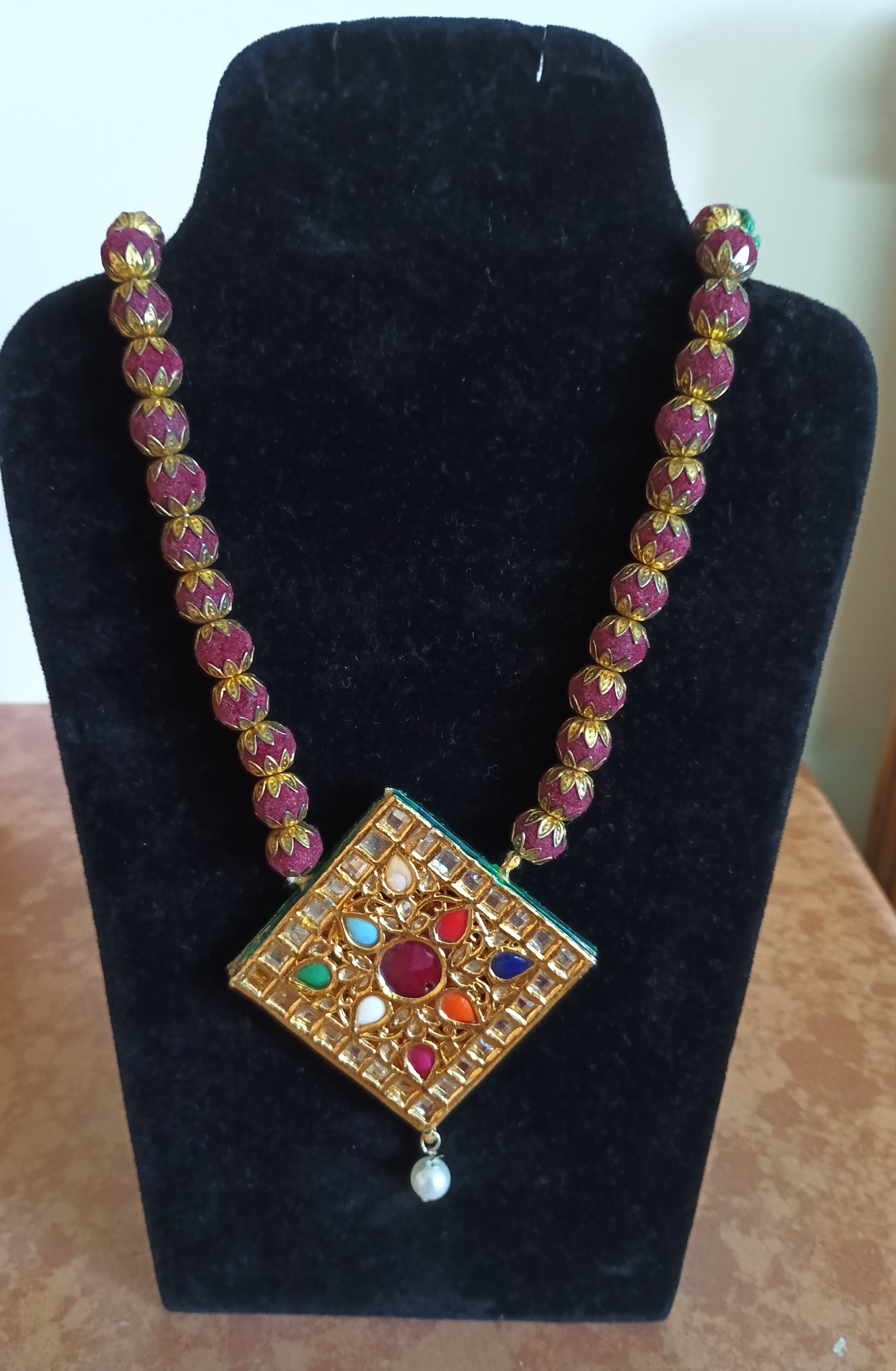 Beaded necklace with navratan kundan pendant