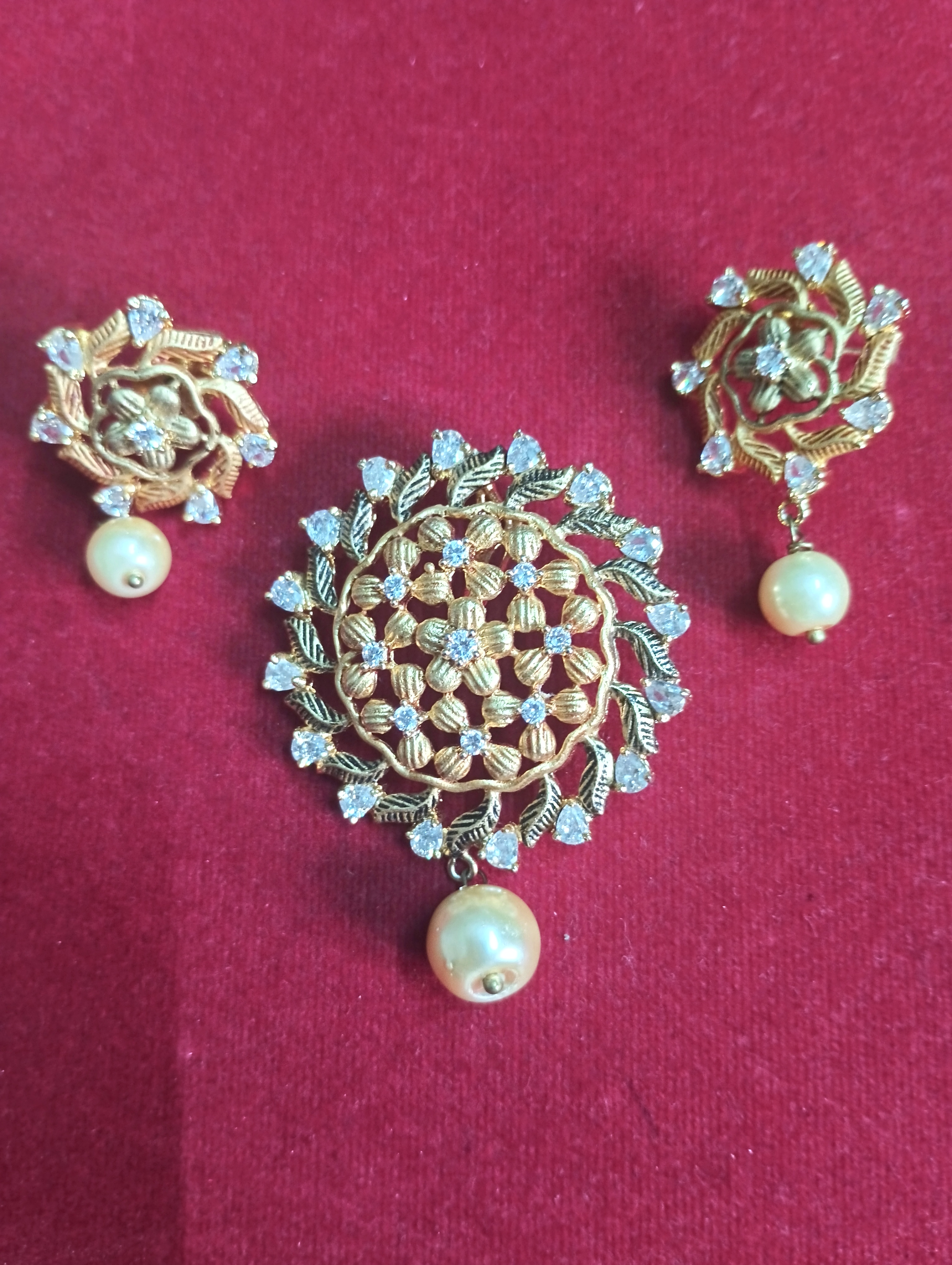 Online Ad and Pearl Pendant Set in Gold Finnish