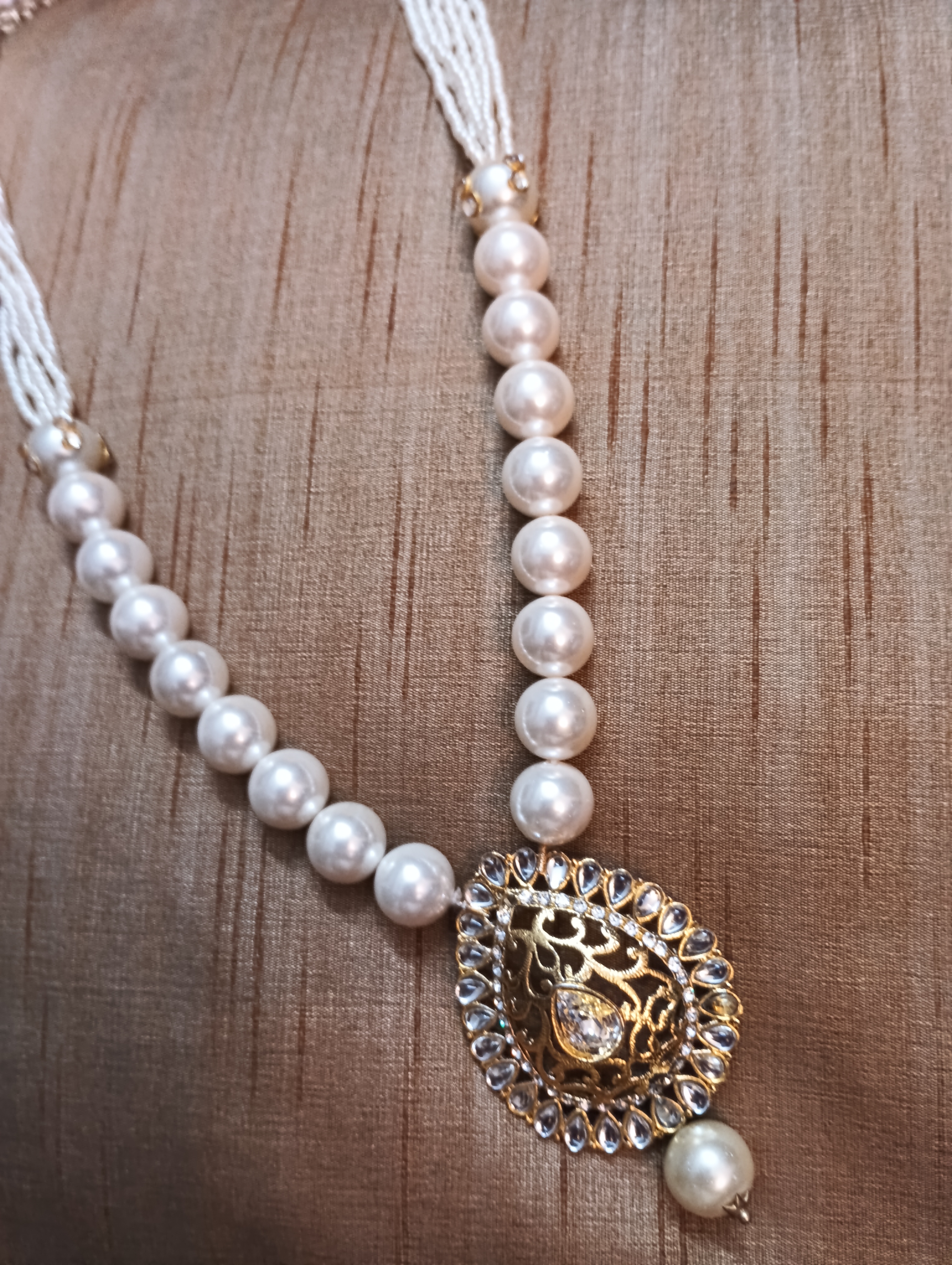 Pearl necklace with gold finish pendant