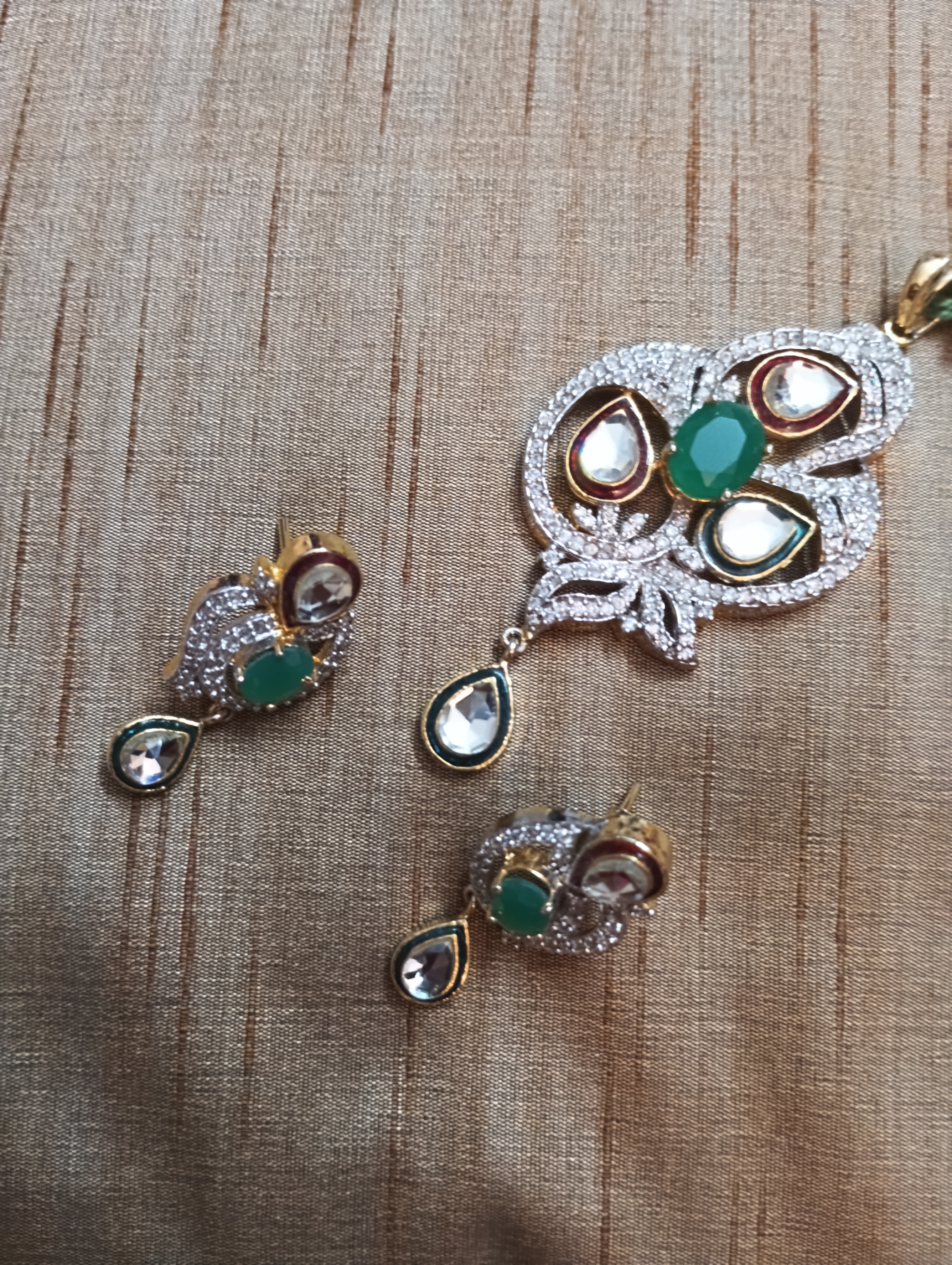 AD pendant set with green stone