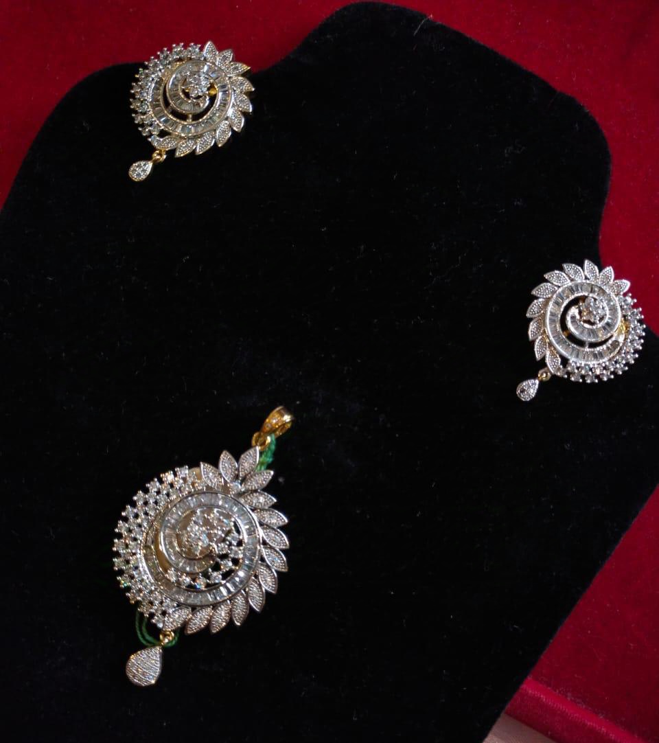 High Quality Ad Pendant Set in Platinum Finish