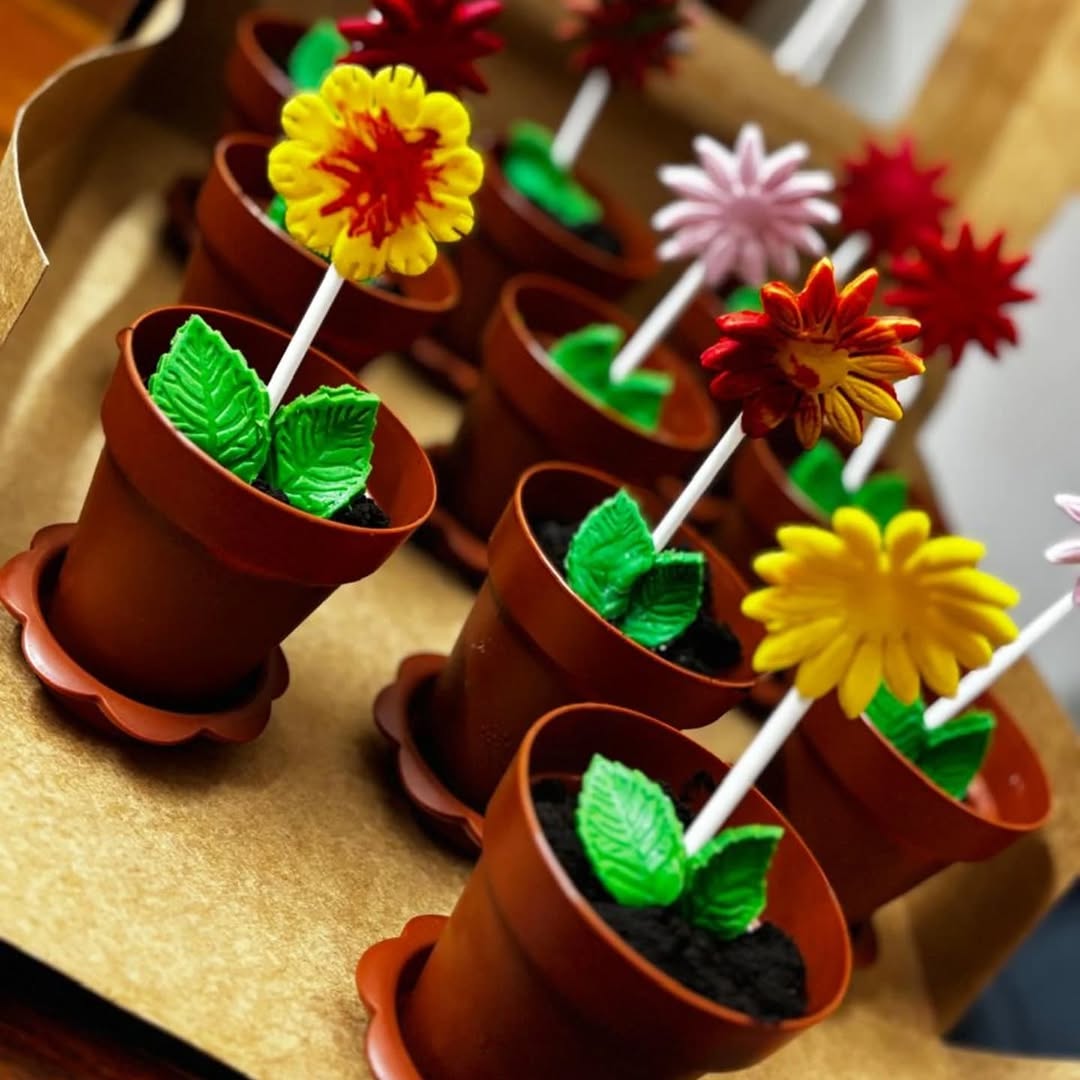 Blooming Bites: Edible Flower Pot Cakes!