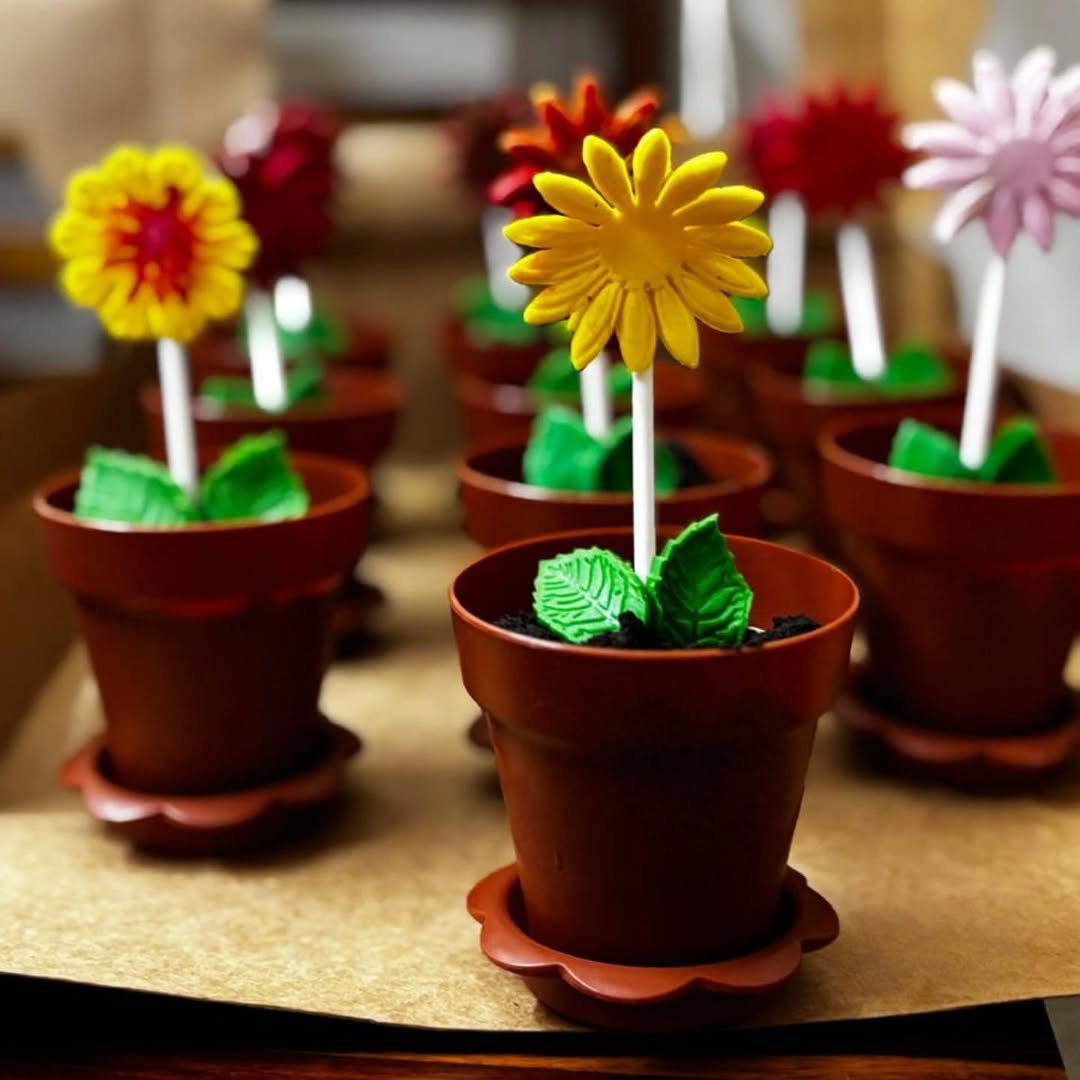 Blooming Bites: Edible Flower Pot Cakes!