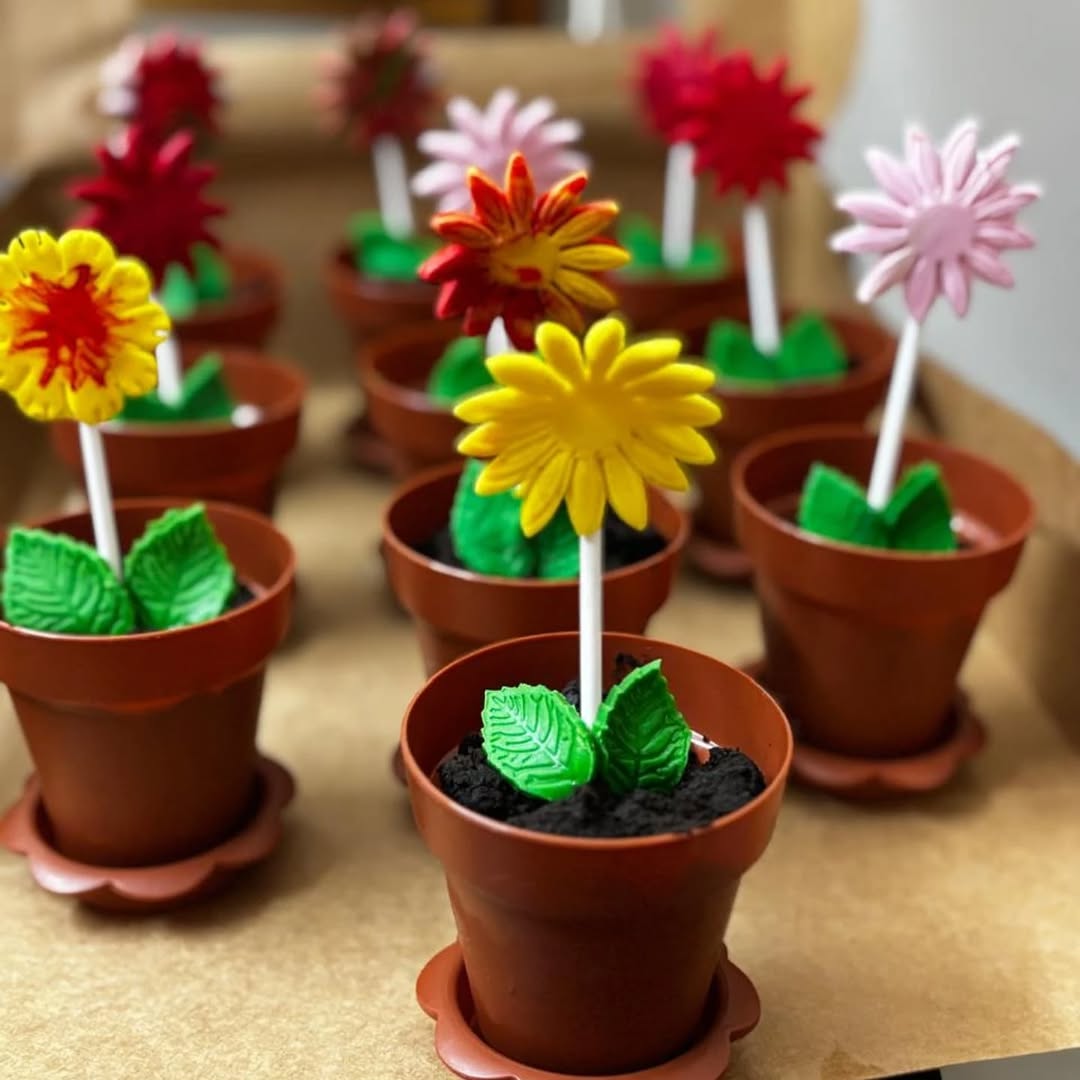 Blooming Bites: Edible Flower Pot Cakes!