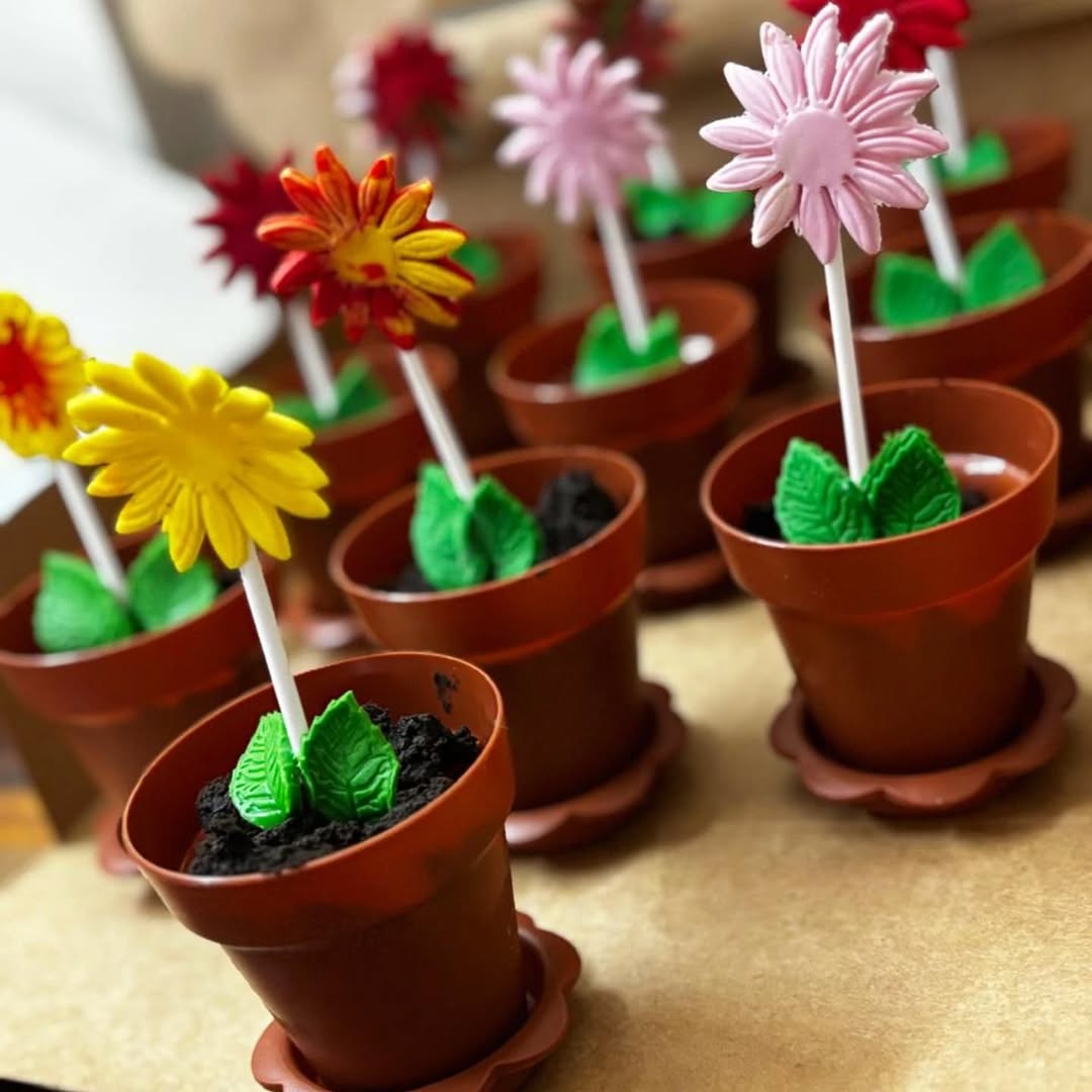 Blooming Bites: Edible Flower Pot Cakes!