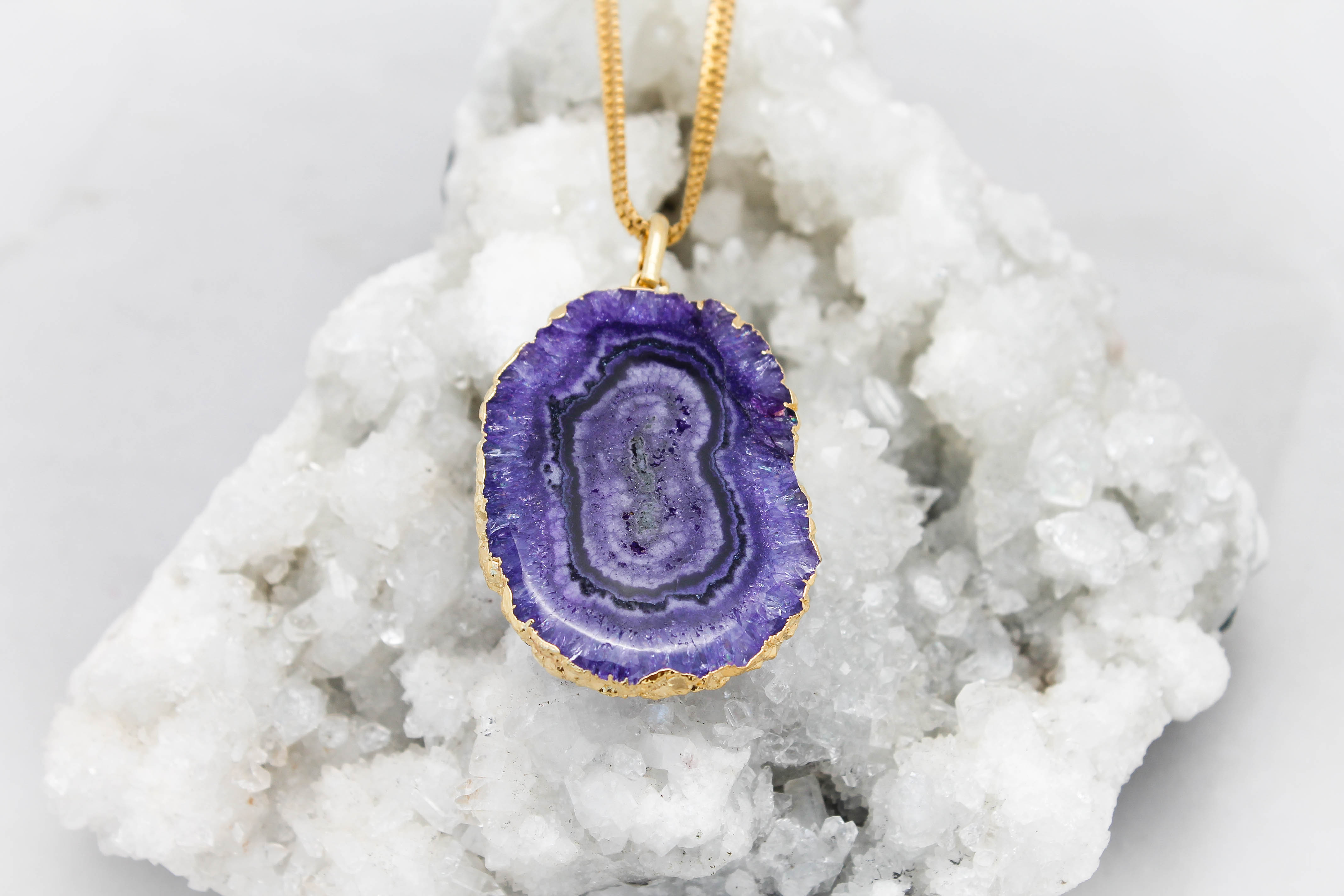 Opulent Homes Handcrafted Blue Agate Decorative Wall Pendant